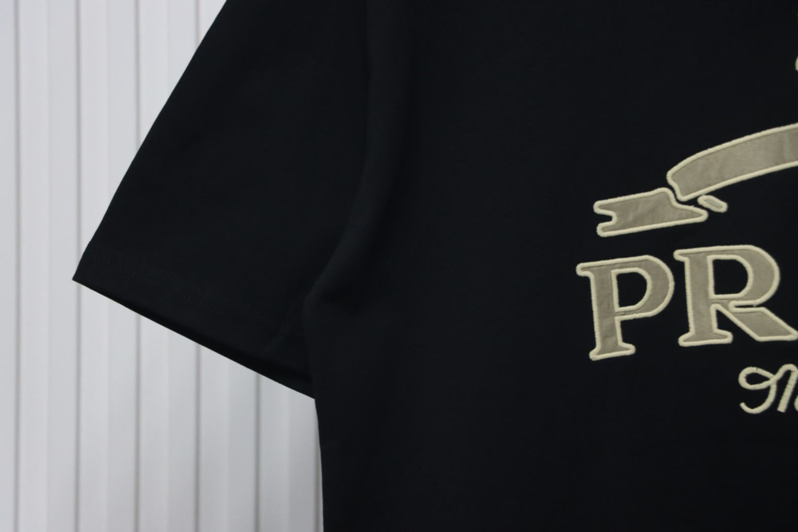 Prada 24ss Crown Medal Letter Embroidered Short Sleeve black