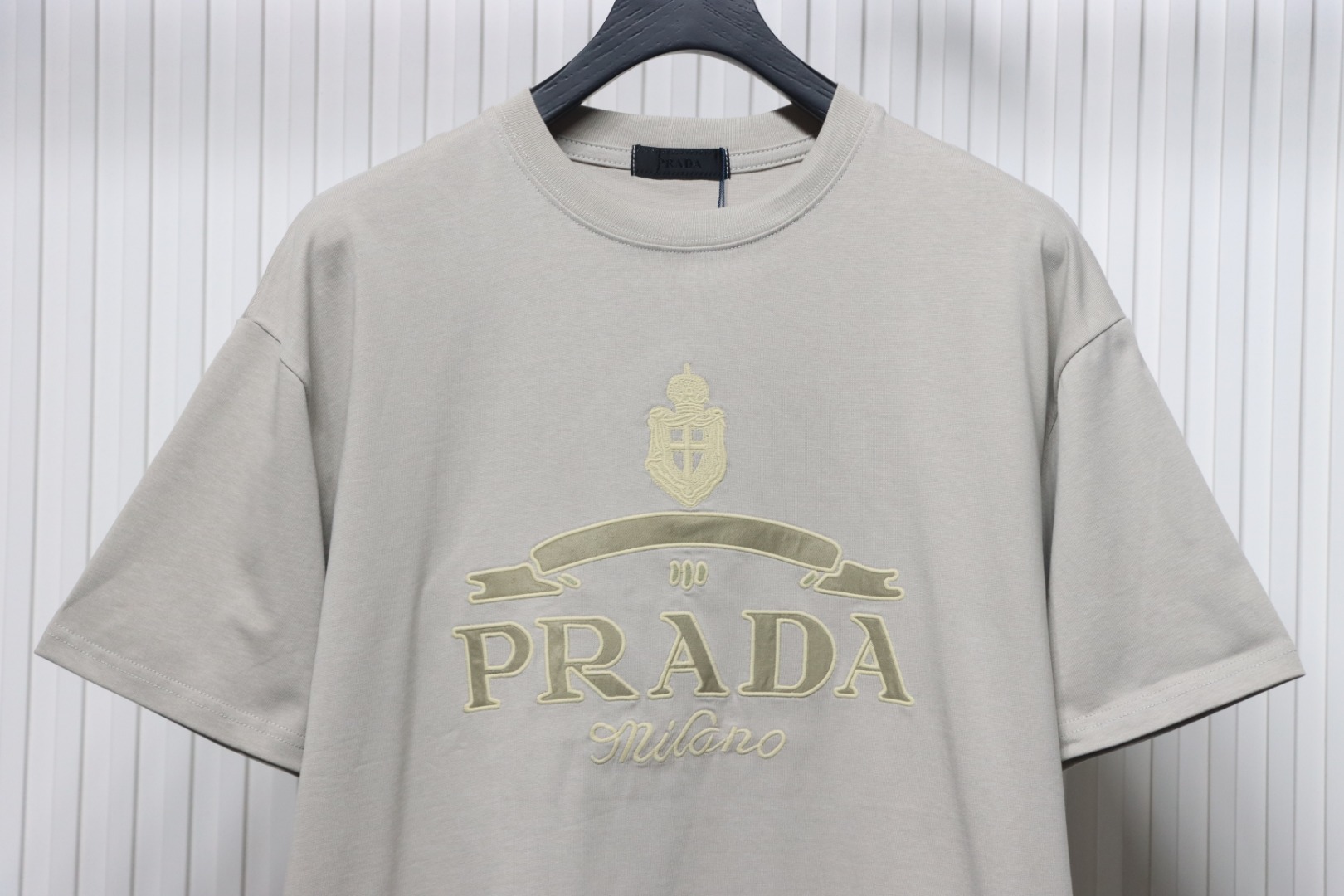 Prada 24ss Crown Medal Letter Embroidered Short Sleeve Gray Green