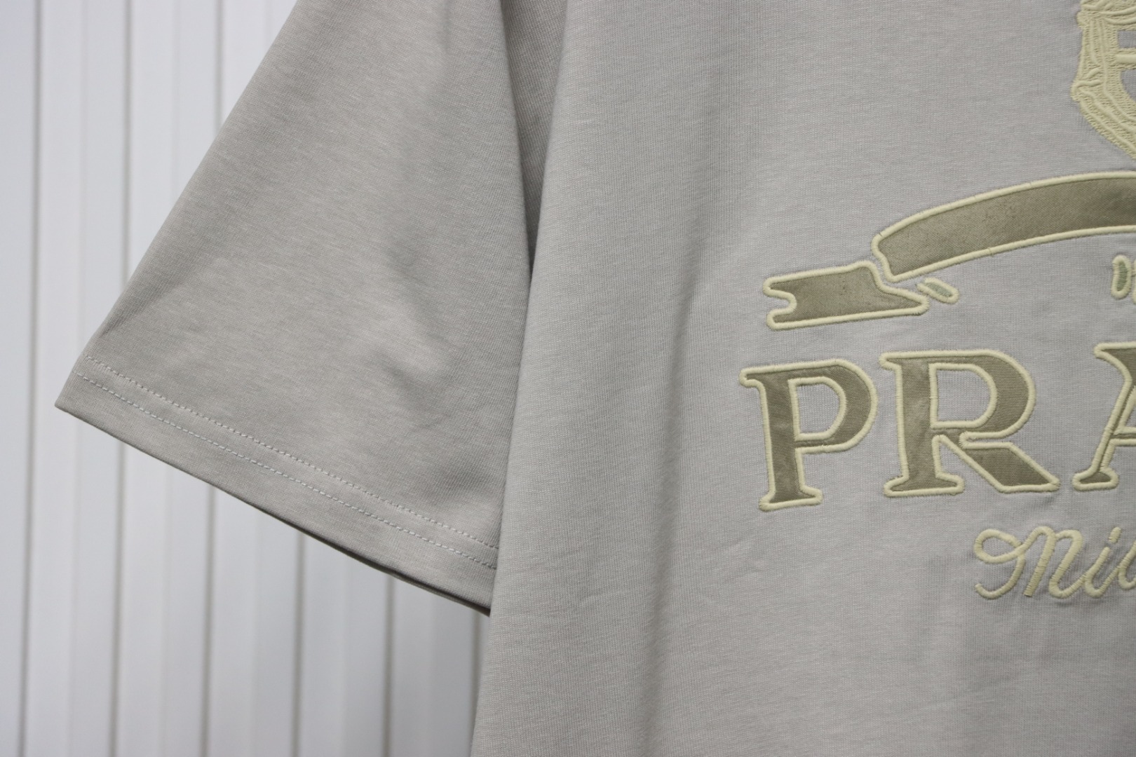 Prada 24ss Crown Medal Letter Embroidered Short Sleeve Gray Green