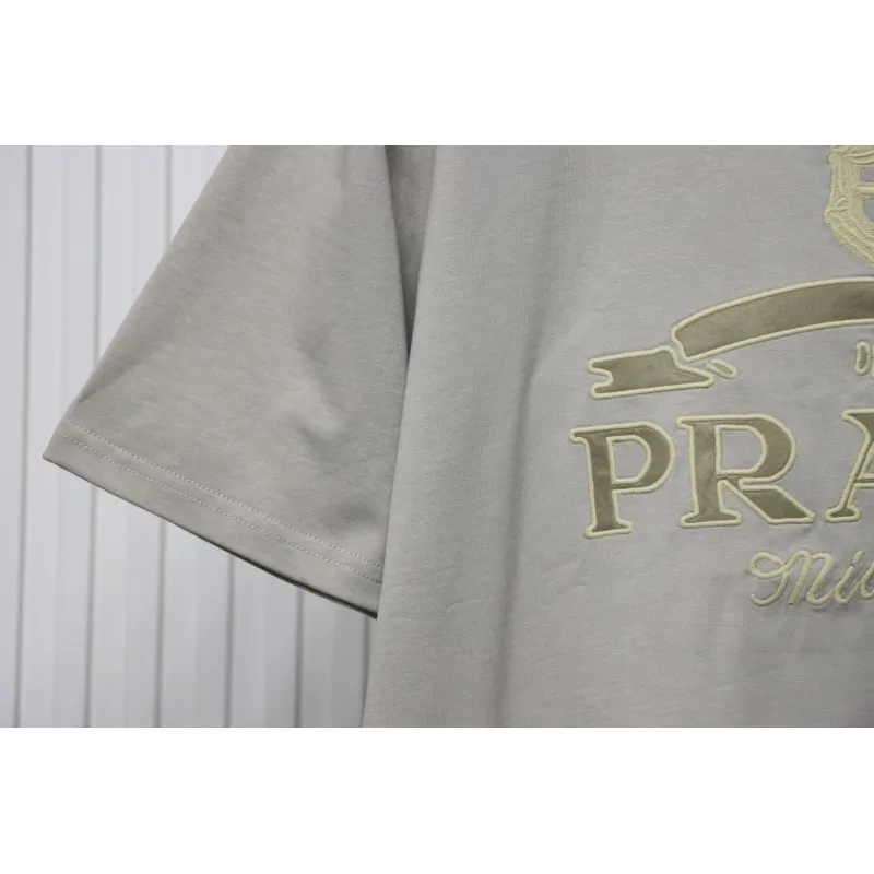 Prada 24ss Crown Medal Letter Embroidered Short Sleeve Gray Green