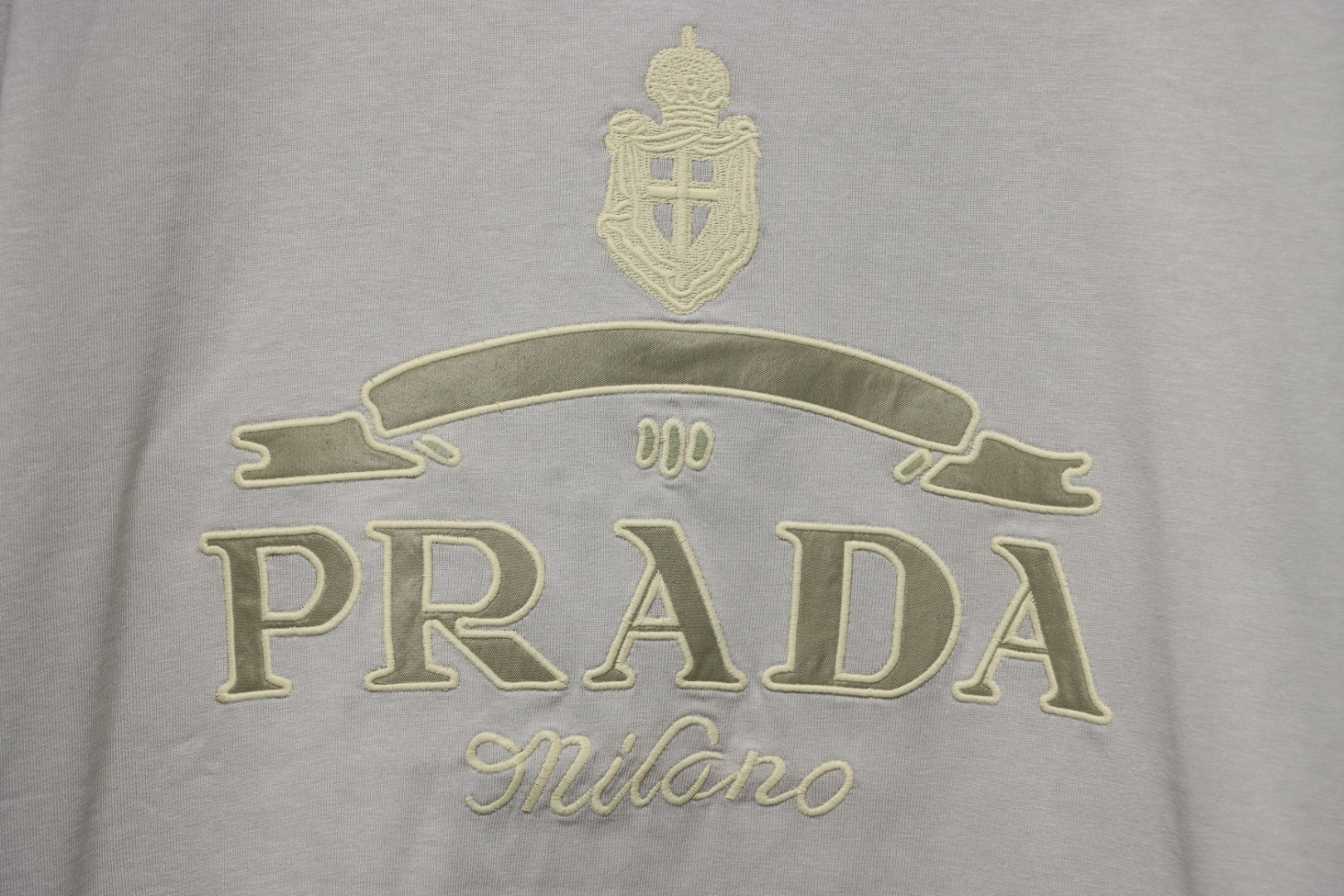 Prada 24ss Crown Medal Letter Embroidered Short Sleeve Gray Green