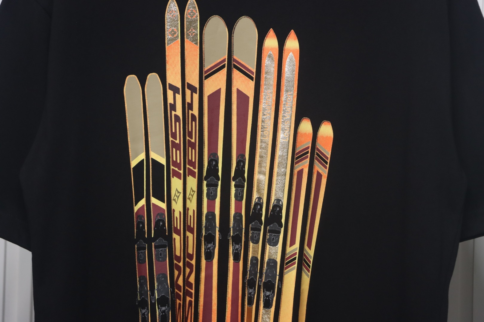 Louis Vuitton 2025ss Snowboard Gold Foil Round Neck Short Sleeve black