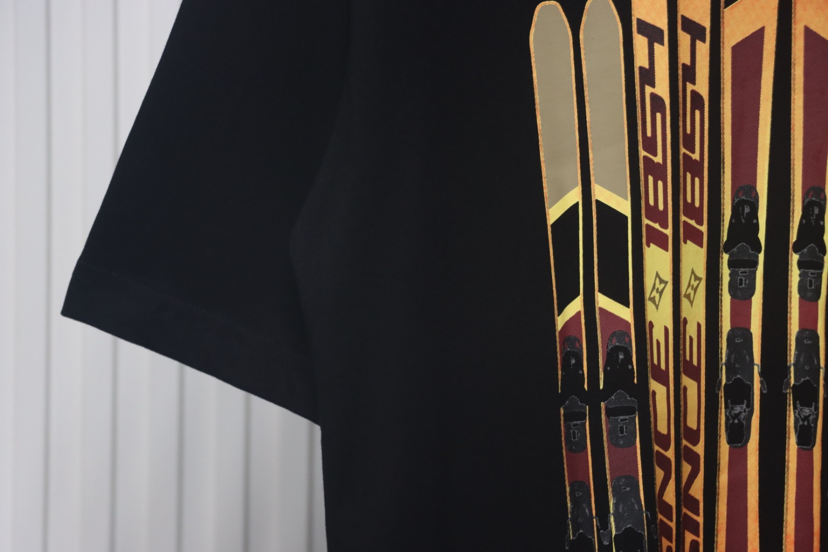 Louis Vuitton 2025ss Snowboard Gold Foil Round Neck Short Sleeve black