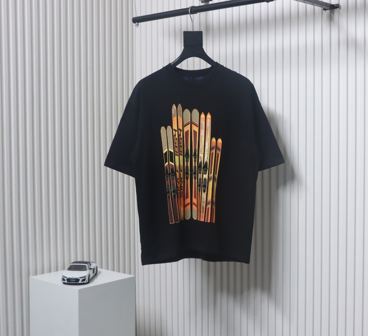 Louis Vuitton 2025ss Snowboard Gold Foil Round Neck Short Sleeve black