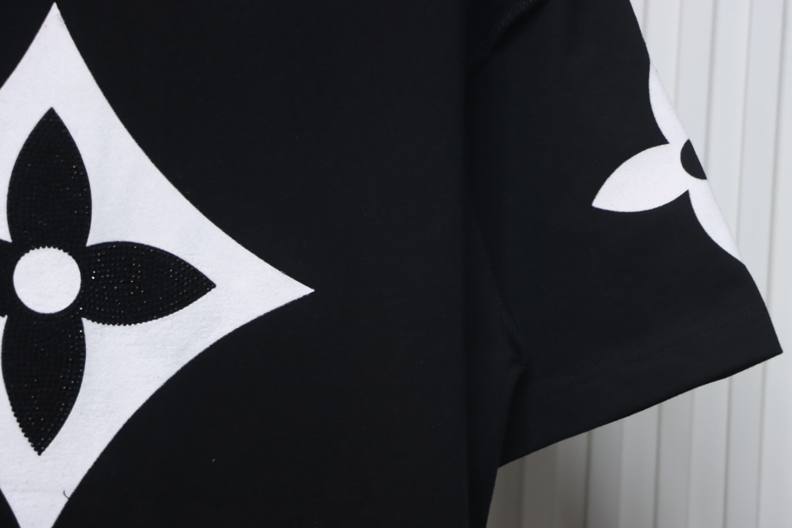 Louis Vuitton 25ss four-leaf clover hot diamond logo flocked short-sleeved T-shirt black