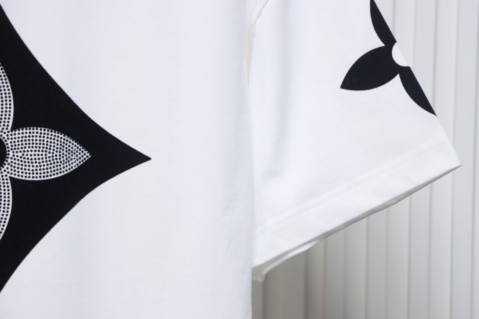 Louis Vuitton 25ss four-leaf clover hot diamond logo flocked short-sleeved T-shirt white