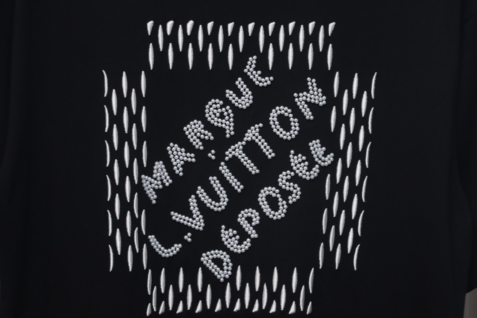 Louis Vuitton ✖ Pharrell joint handmade pearl embroidered short-sleeved T-shirt black