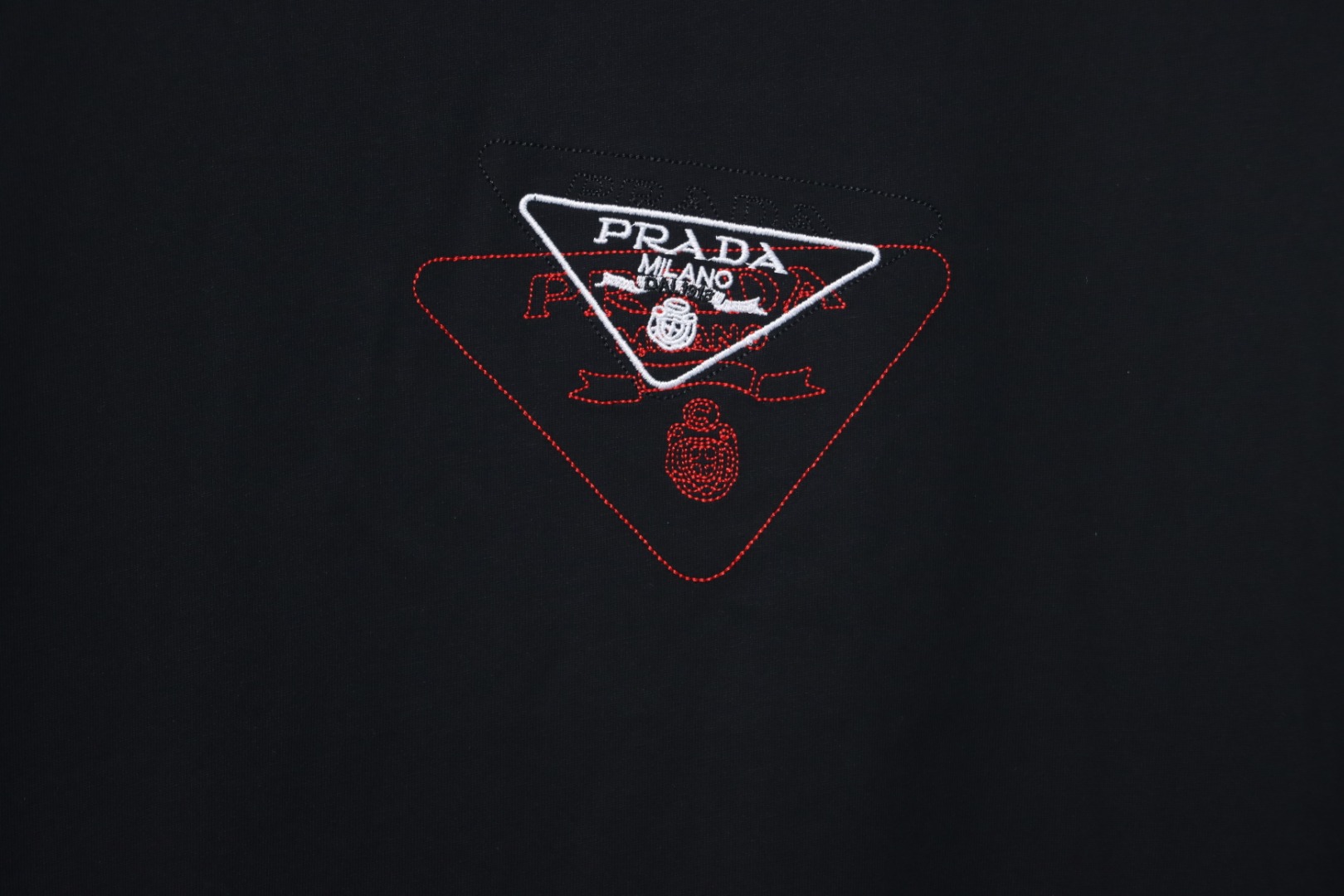 Prada 25ss Overlapping Embroidered Triangle Logo Short Sleeve Black