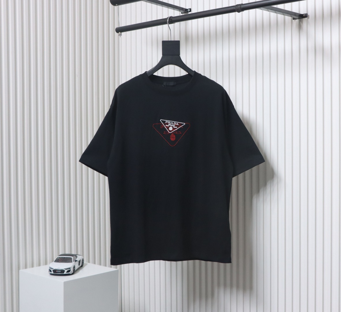 Prada 25ss Overlapping Embroidered Triangle Logo Short Sleeve Black