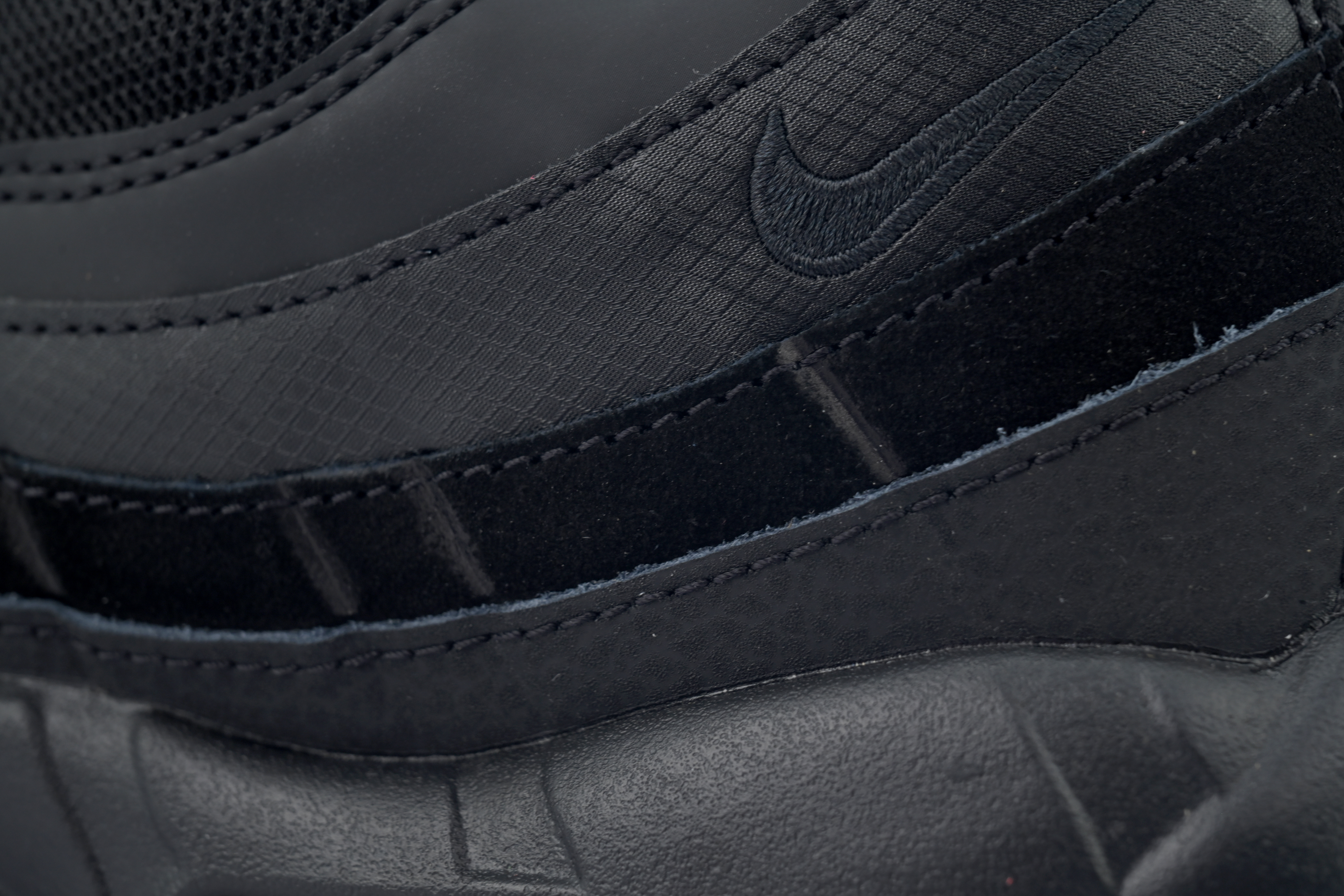 Air Max 95 Essential Triple Black CI3705-001