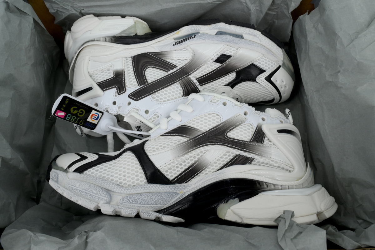 Balenciaga Runner Sneaker Gradient White Black 772774 WRUNG 9010