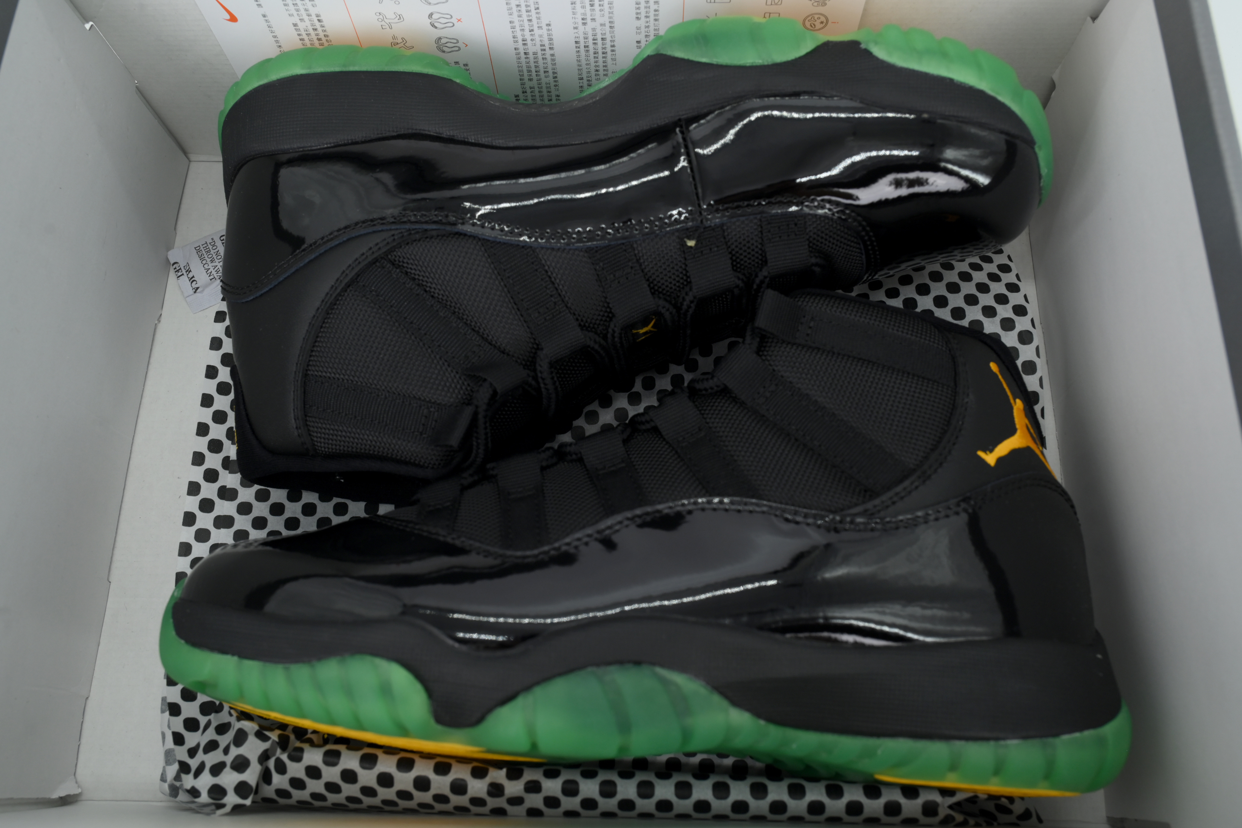 Air Jordan 11 Retro Tropical CT8012-037