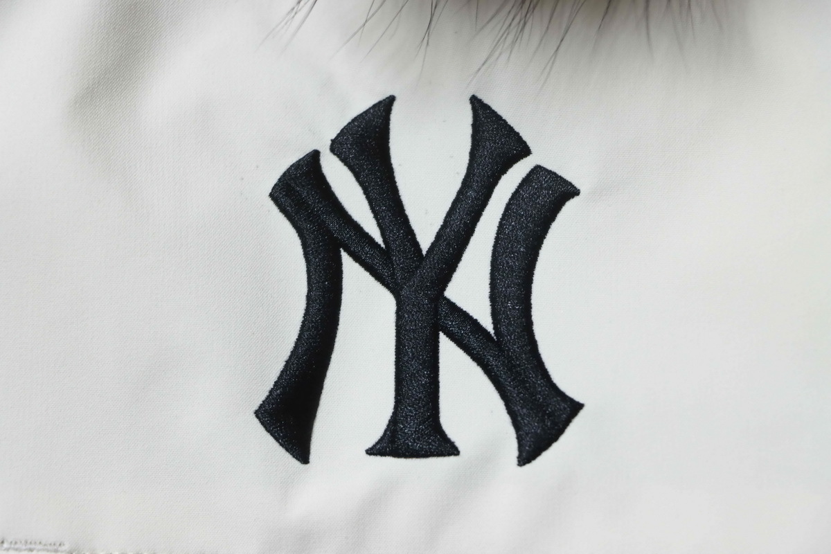 MLB 2nd Generation White Workwear Down Jacket With Large Fur Collar