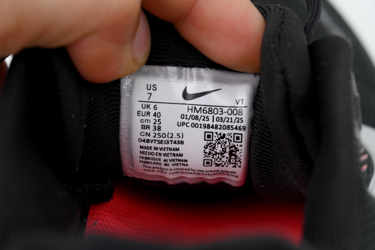 NIKE Vomero 18 SE Black Bright Crimson HM6803-008