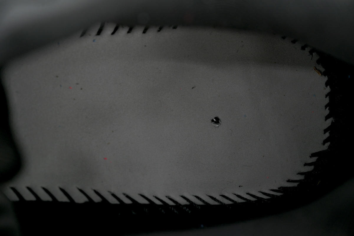 NIKE Vomero 18 SE Black Bright Crimson HM6803-008