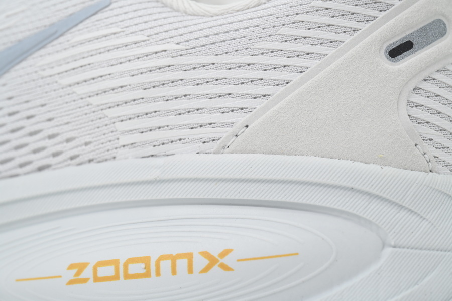 NIKE Vomero 18 SE Grey HM6803-009