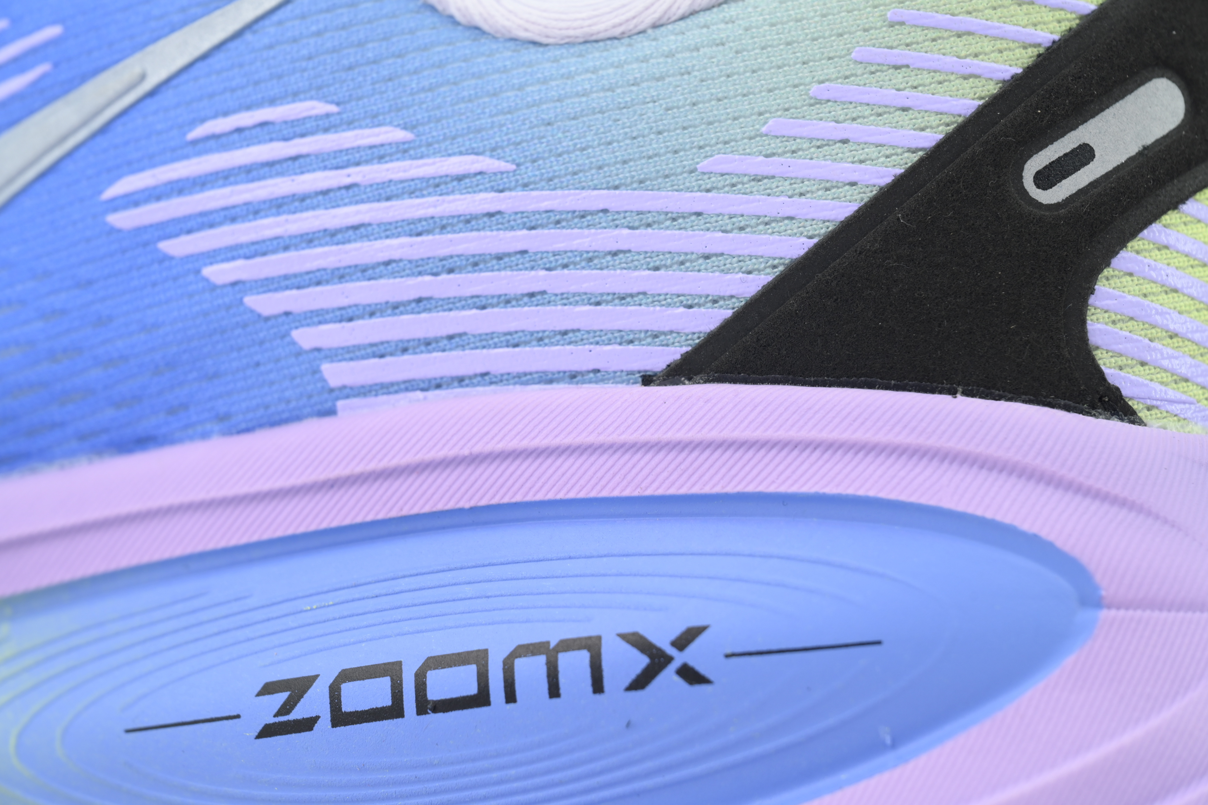 NIKE Wmns Vomero 18 SE Mood Ring Pack IB5169-500