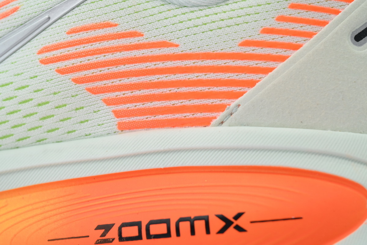 NIKE Vomero 18 Barely Green Hyper Crimson HM6803-300