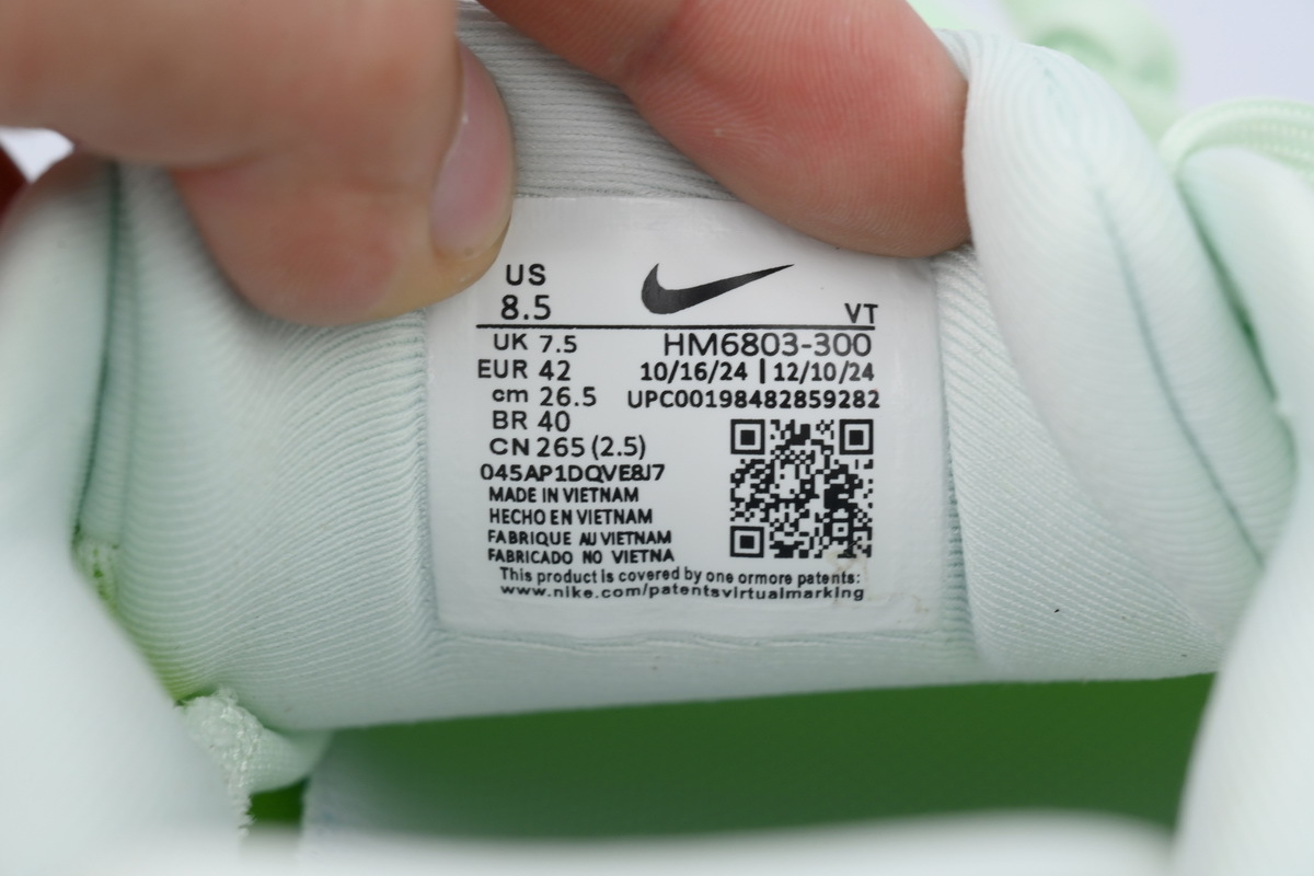 NIKE Vomero 18 Barely Green Hyper Crimson HM6803-300