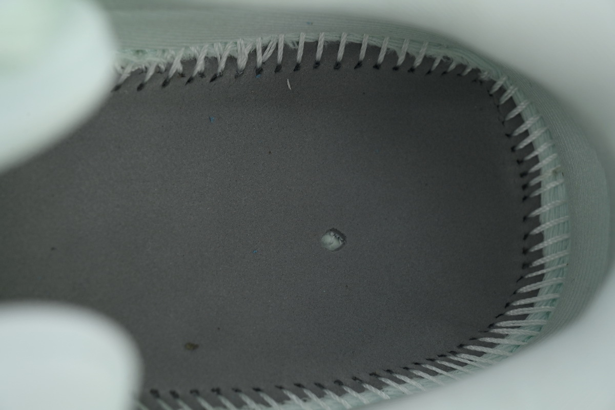 NIKE Vomero 18 Barely Green Hyper Crimson HM6803-300