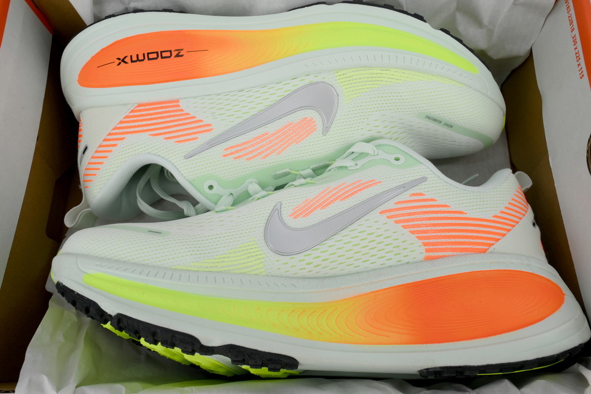 NIKE Vomero 18 Barely Green Hyper Crimson HM6803-300