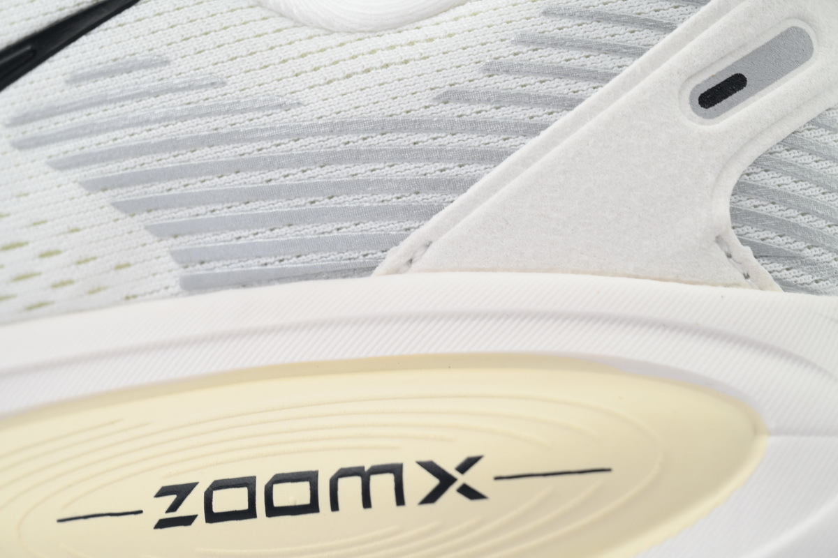 NIKE Vomero 18 Coconut Milk HM6803-101