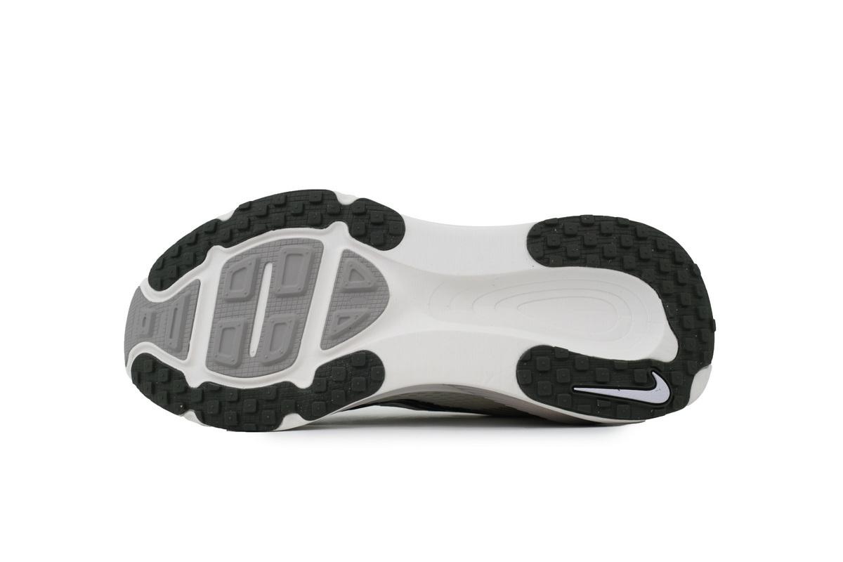 NIKE Vomero 18 SE Run Pack IB5726-100