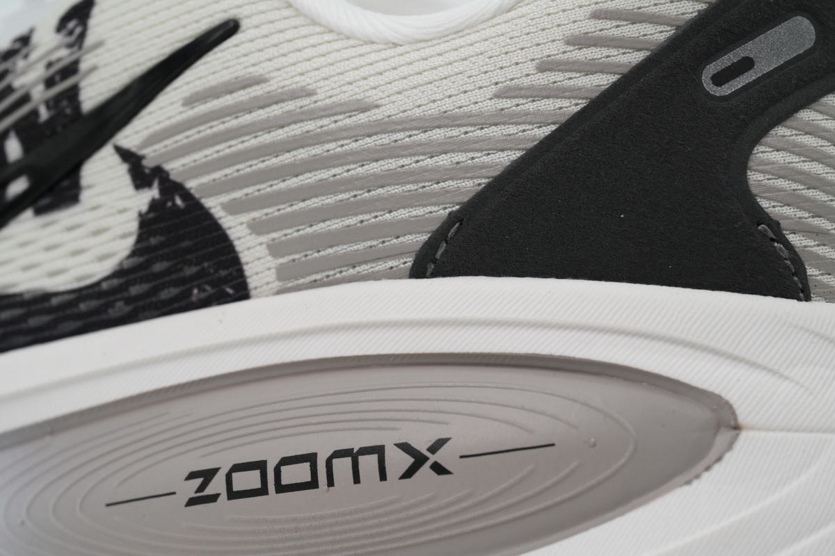 NIKE Vomero 18 SE Run Pack IB5726-100