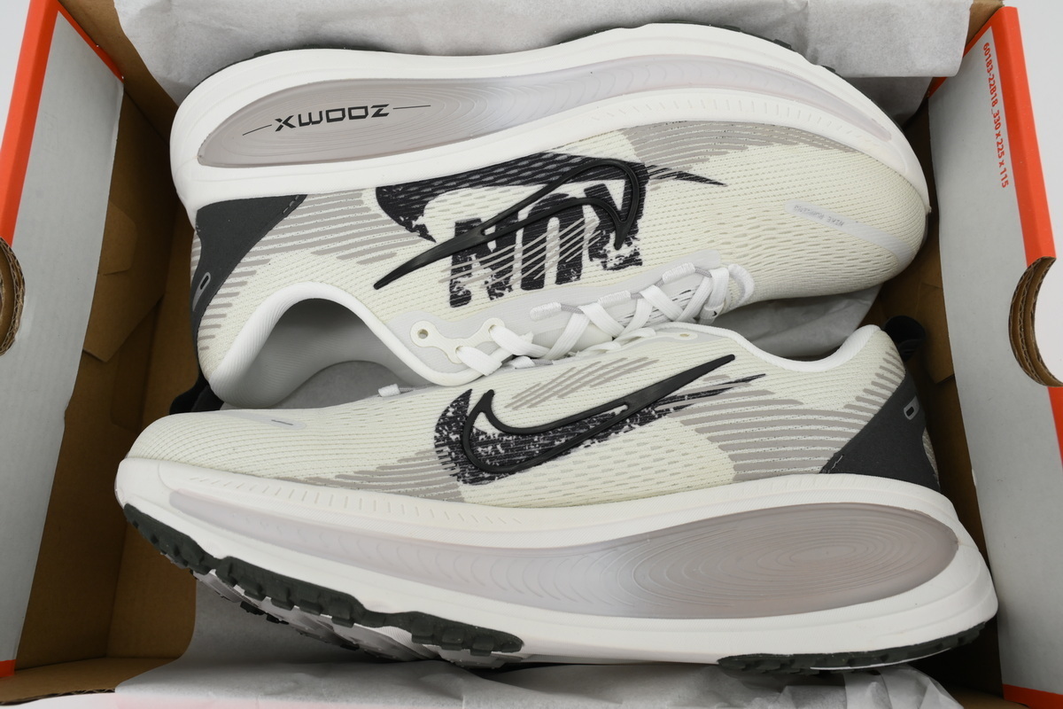 NIKE Vomero 18 SE Run Pack IB5726-100