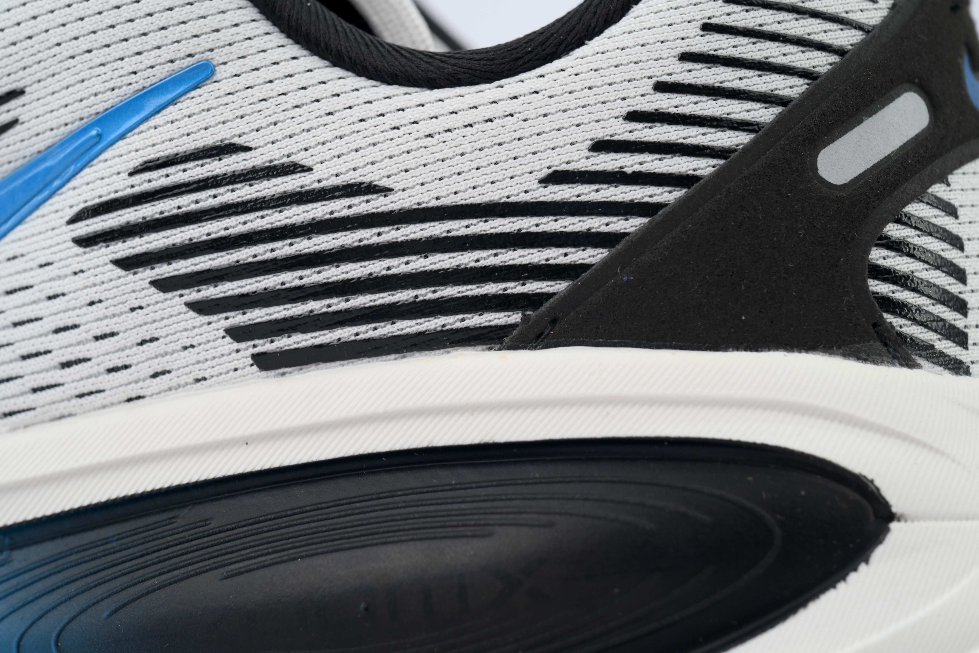 NIKE Vomero 18 White Black Photo Blue IB7722-100