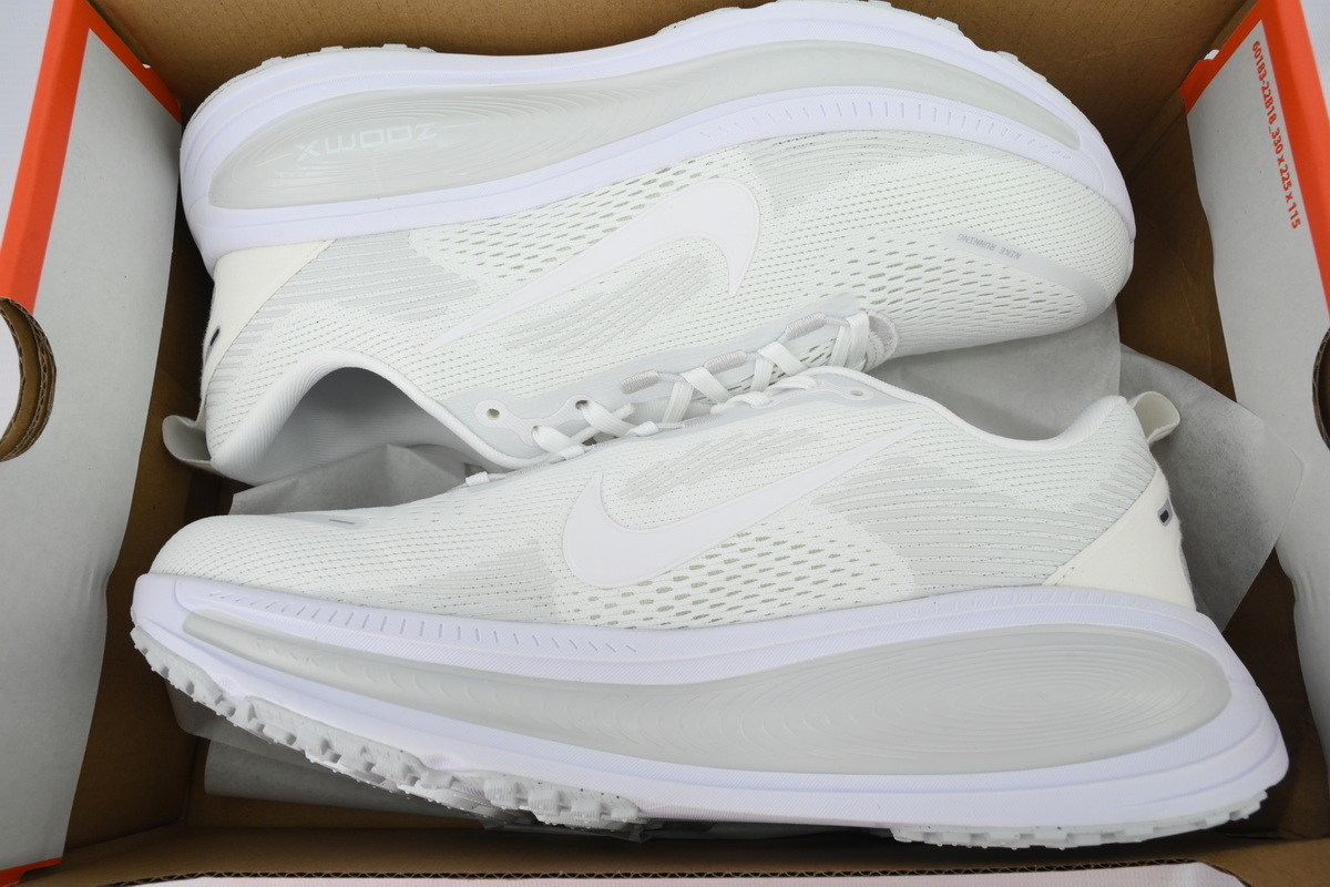 NIKE Vomero 18 White Photon Dust HM6803-106