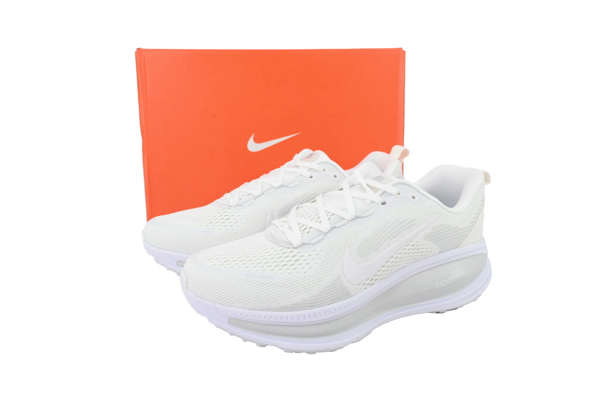 NIKE Vomero 18 White Photon Dust HM6803-106