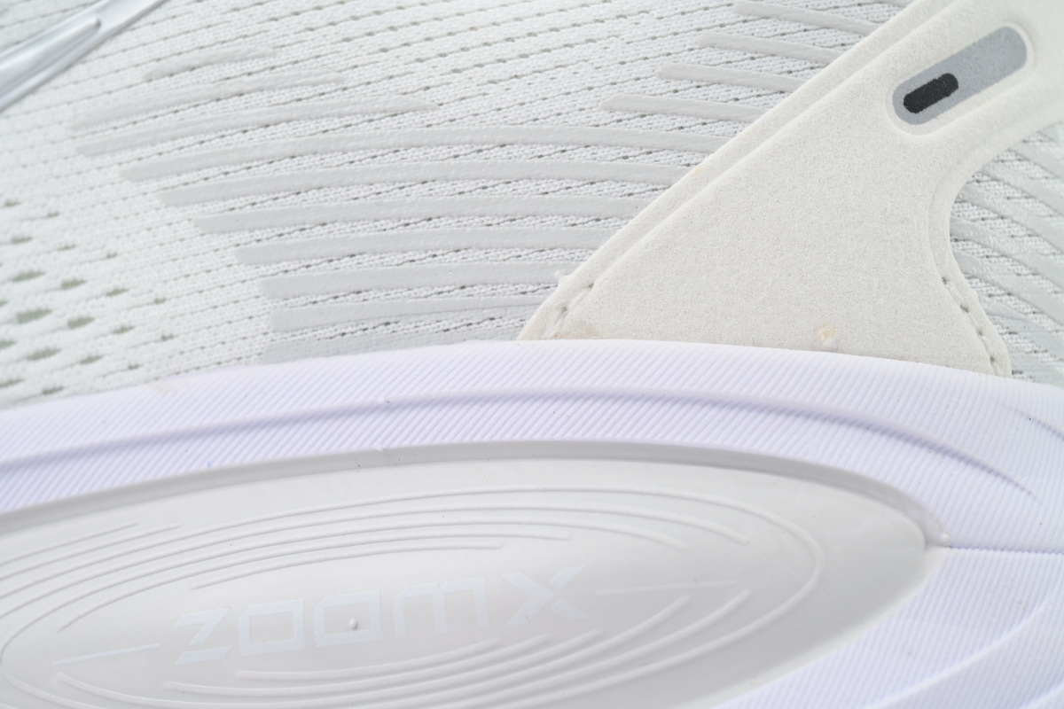 NIKE Vomero 18 White Photon Dust HM6804-104