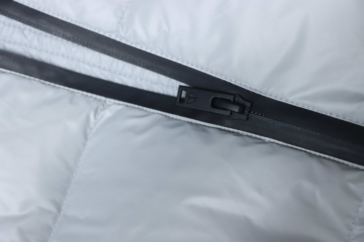 Moose Knuckles Glossy Down Vest White