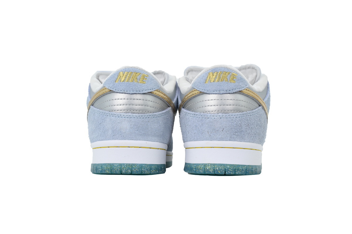 Top Version Sean Cliver x Nike Dunk Low SB Holiday Special DC9936-100