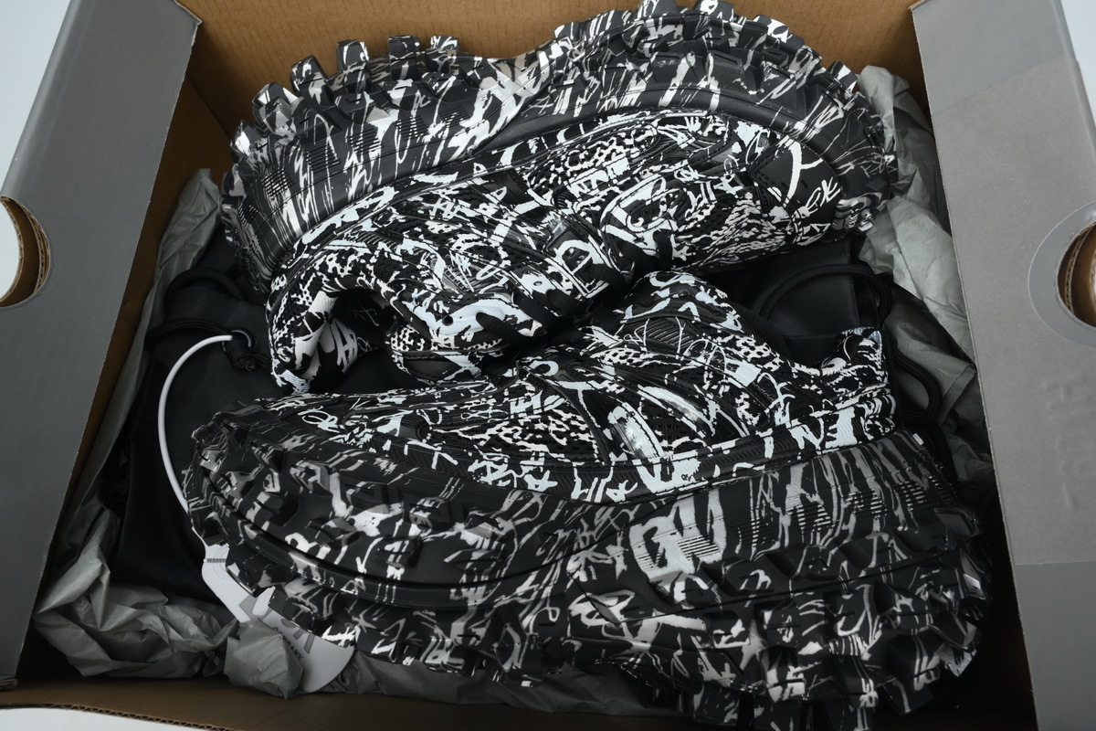 Balenciaga Defender Graffiti Black 685611 W2RG1 9015