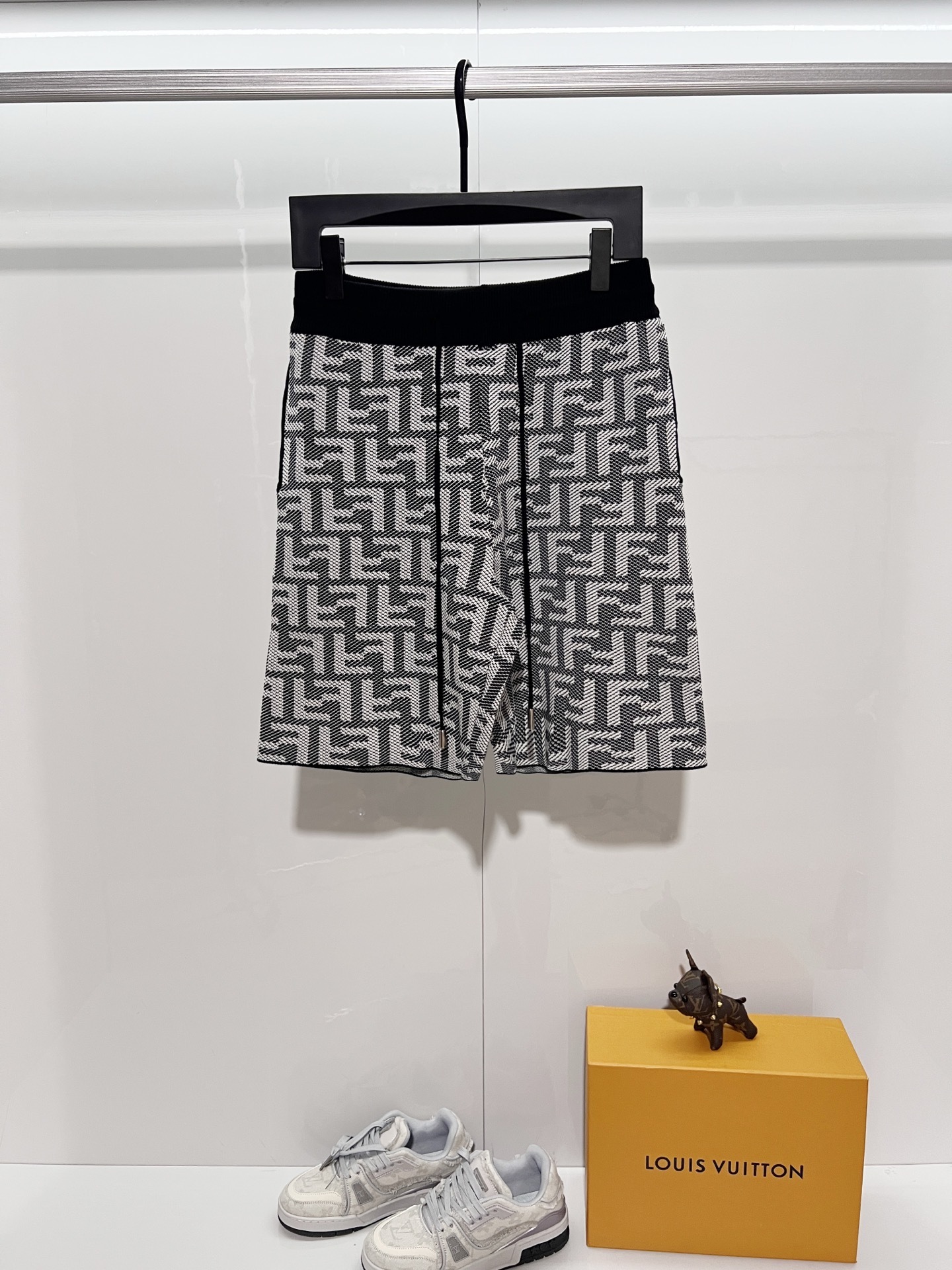 Fendi Dark Pattern 2026 SS Knit Shorts YL Black and White Color Blocking