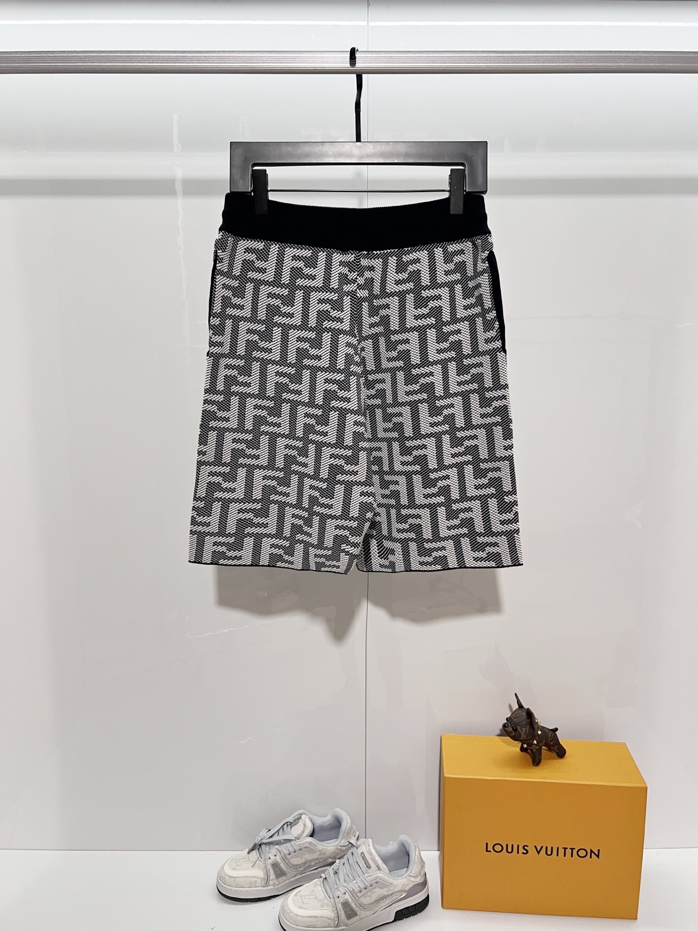 Fendi Dark Pattern 2026 SS Knit Shorts YL Black and White Color Blocking