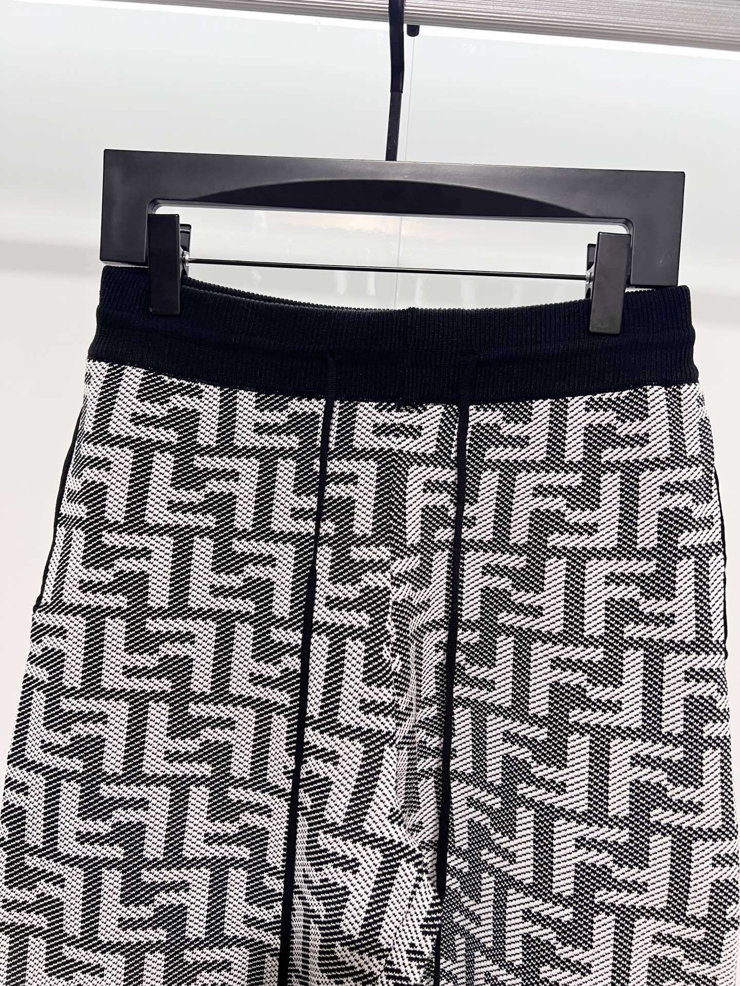 Fendi Dark Pattern 2026 SS Knit Shorts YL Black and White Color Blocking