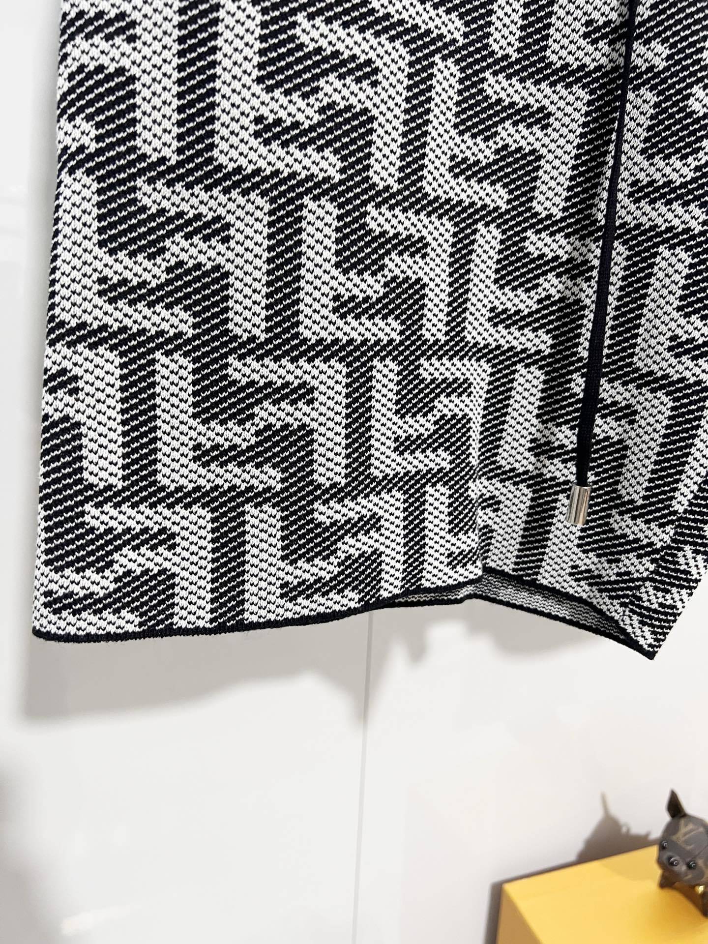 Fendi Dark Pattern 2026 SS Knit Shorts YL Black and White Color Blocking