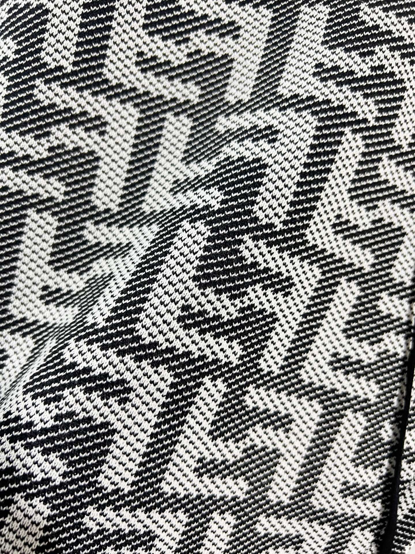 Fendi Dark Pattern 2026 SS Knit Shorts YL Black and White Color Blocking