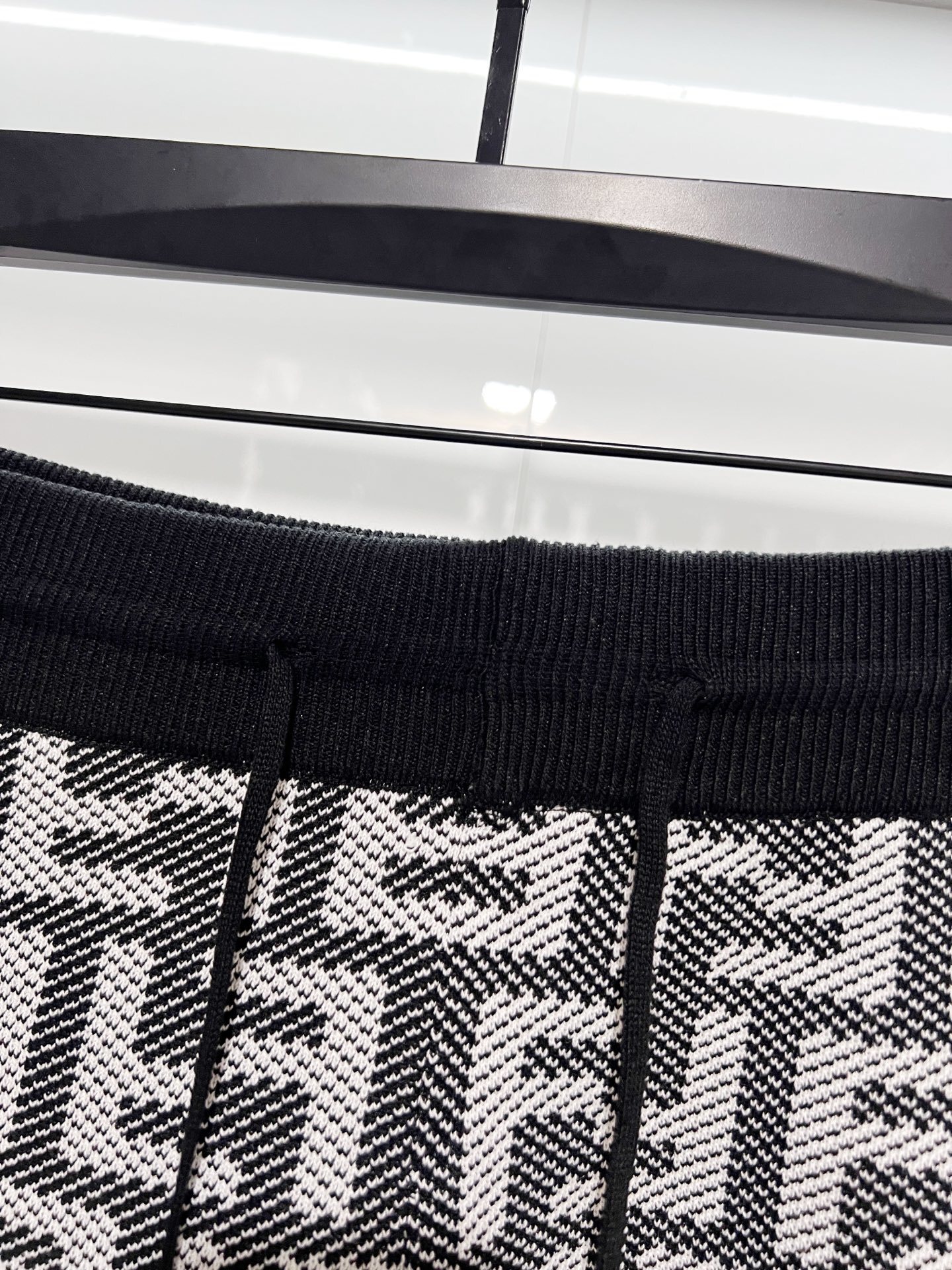 Fendi Dark Pattern 2026 SS Knit Shorts YL Black and White Color Blocking