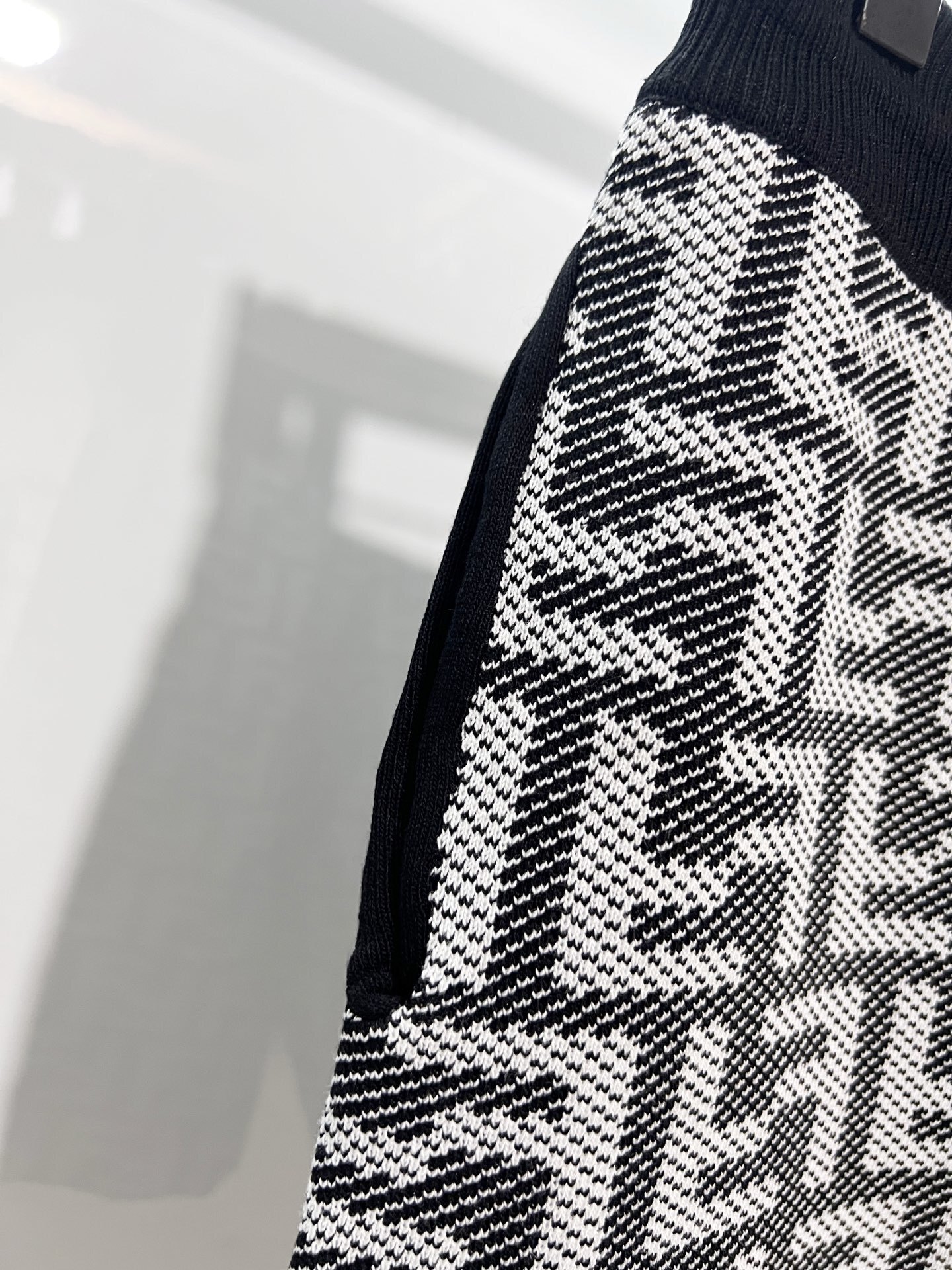 Fendi Dark Pattern 2026 SS Knit Shorts YL Black and White Color Blocking