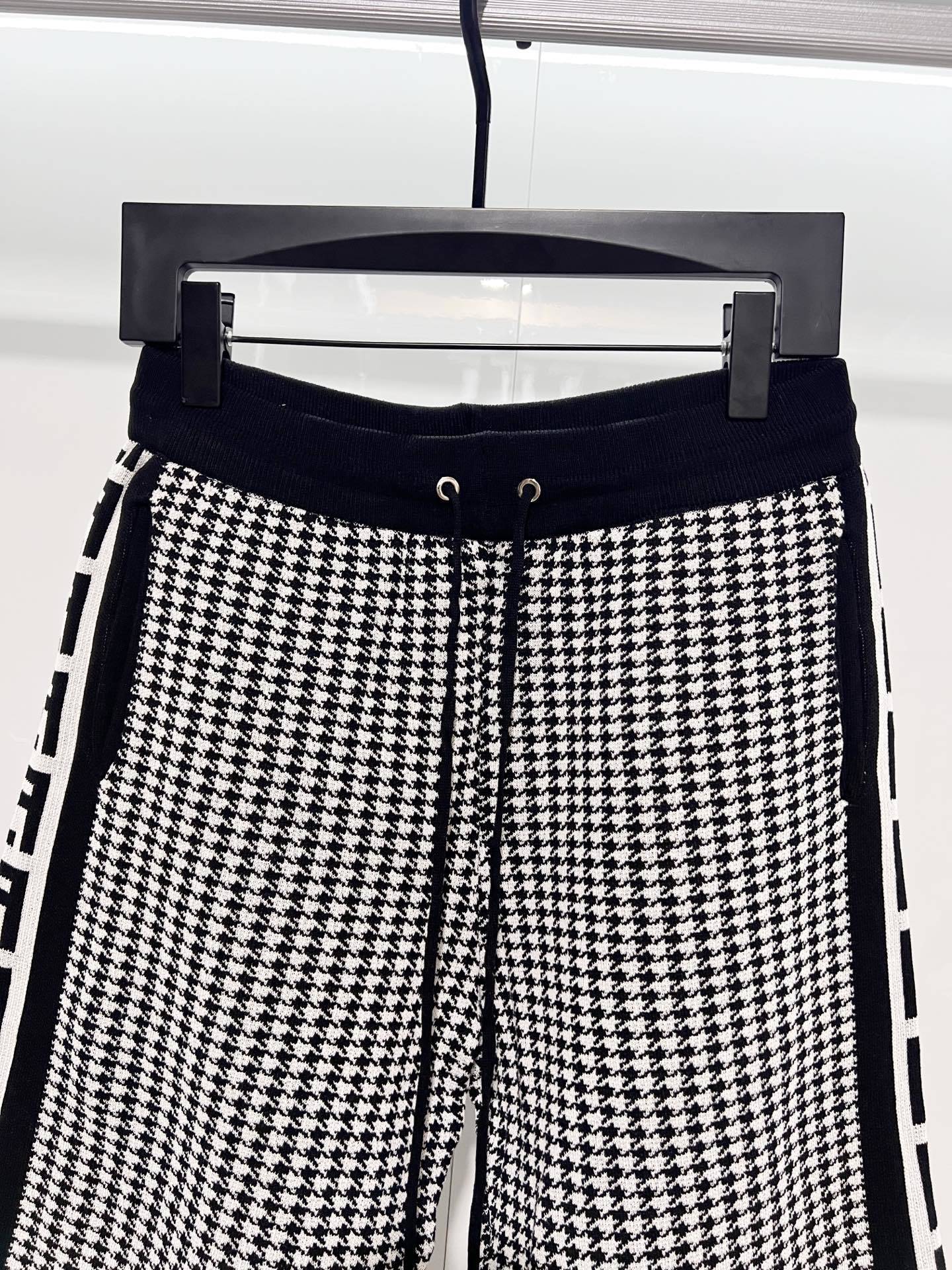 Fendi Houndstooth 2026 SS Knitted Shorts YL Black and White Color Block