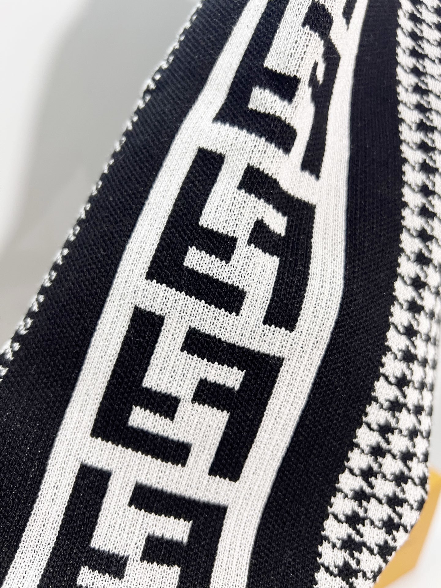 Fendi Houndstooth 2026 SS Knitted Shorts YL Black and White Color Block
