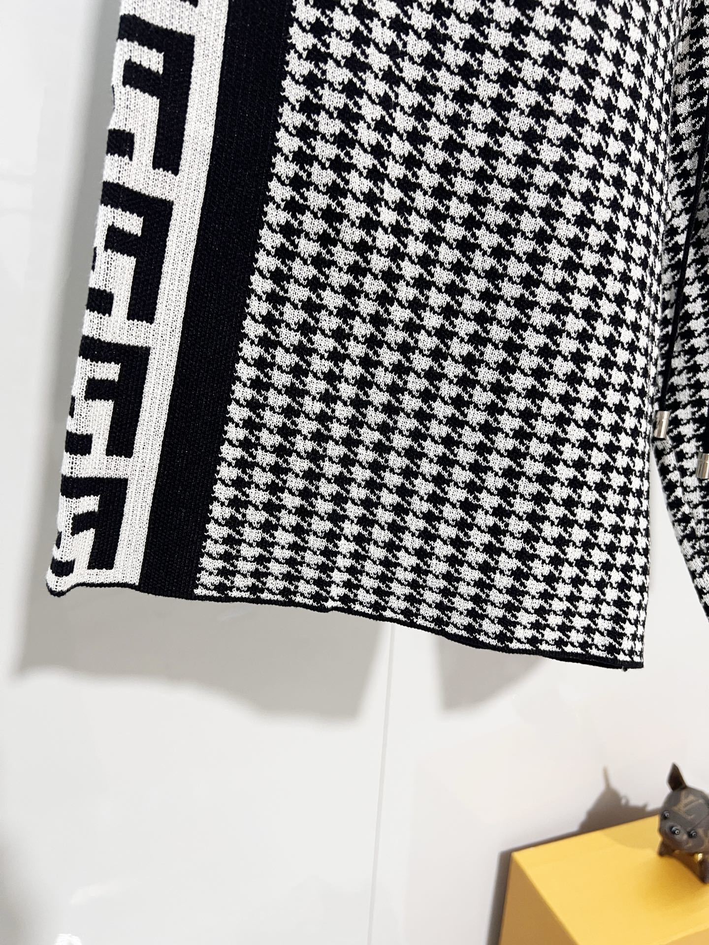 Fendi Houndstooth 2026 SS Knitted Shorts YL Black and White Color Block