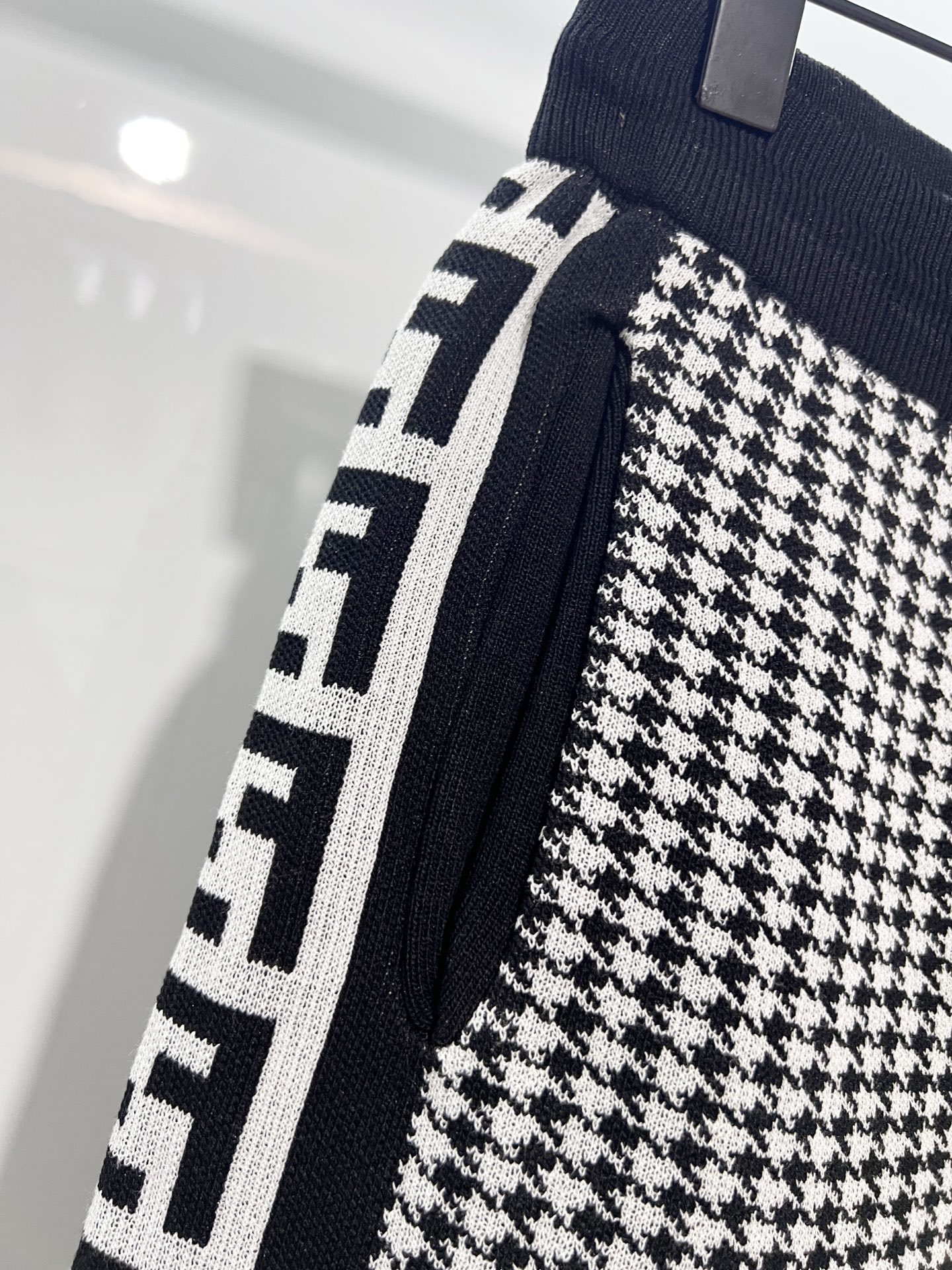 Fendi Houndstooth 2026 SS Knitted Shorts YL Black and White Color Block
