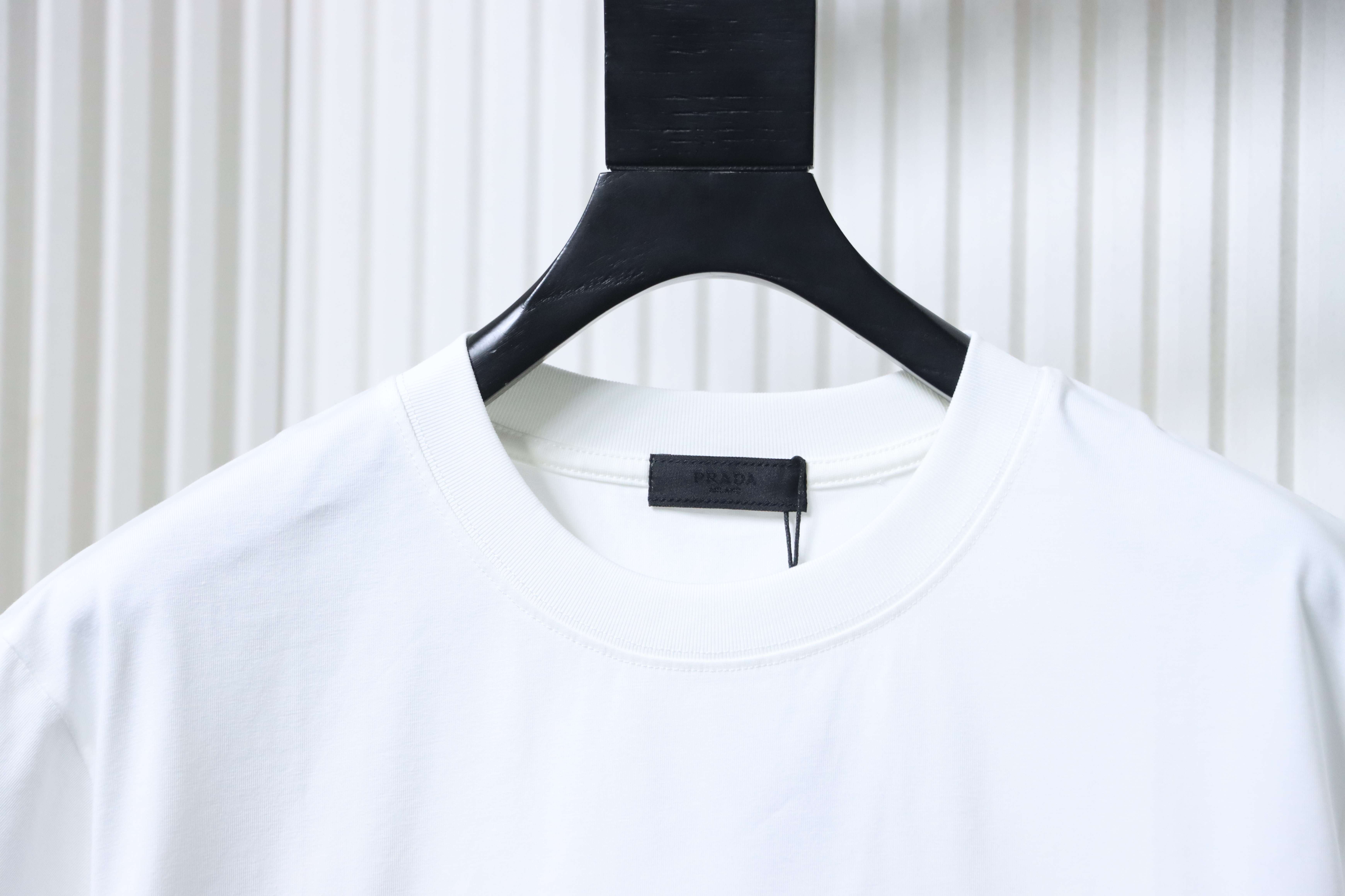 Prada 25SS Overlapping Triangle Contrast Embroidered T-Shirt YL Black/White