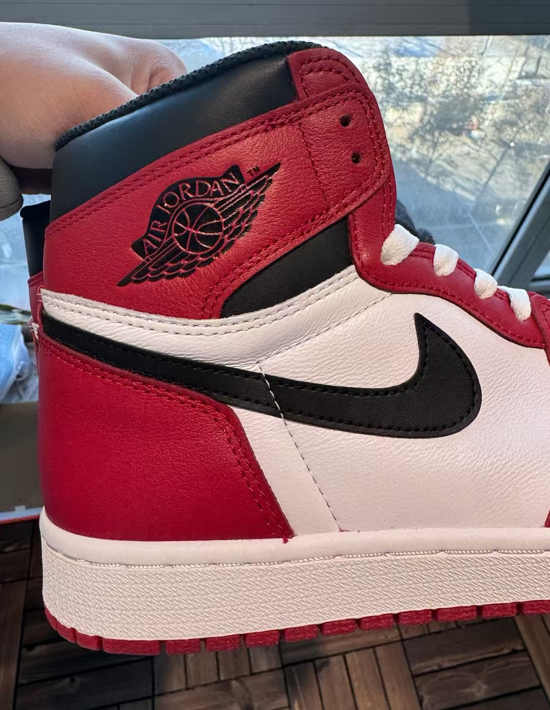 Air Jordan 1 Retro Chicago (2015) 555088-101  review Steven Valeria 01