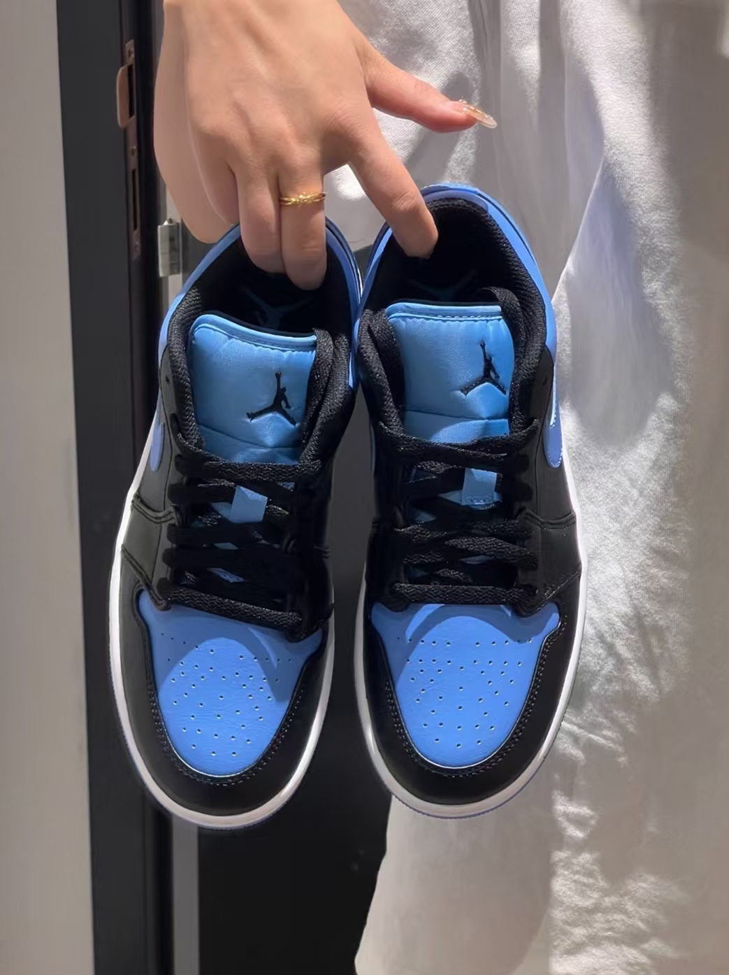 Air Jordan 1 Low Black University Blue 553558-041 review Antonio Jada